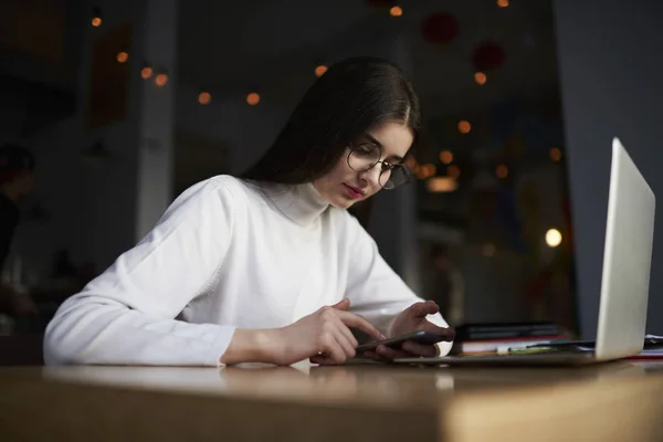 Freelancer femenina haciendo trabajo remoto — Foto de Stock