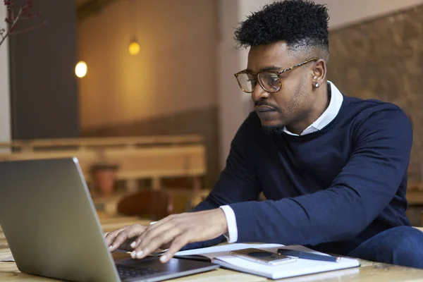 Affärsman som att göra banktjänster dokumentation — Stockfoto