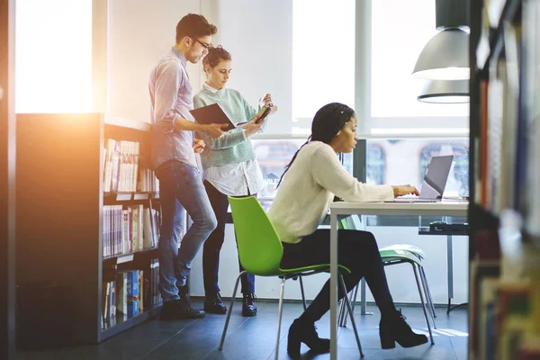 Colaboradores multiculturales que trabajan en el espacio de trabajo — Foto de Stock