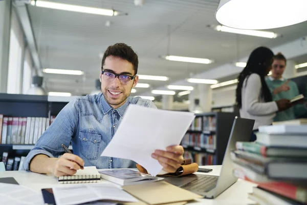 Equipo de estudiantes trabajando en cursos importantes — Foto de Stock