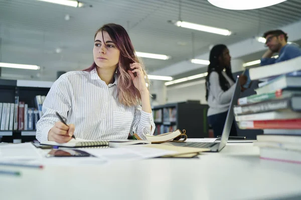 Kobiet student pisania wypracowań — Zdjęcie stockowe