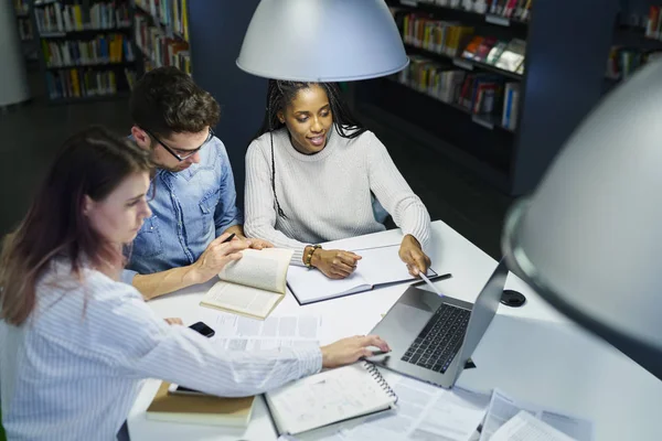 Flerkulturelle kolleger som arbeider på arbeidsplassen – stockfoto