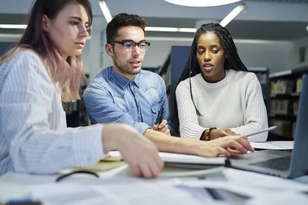 Multiculturele collega's werken in de werkruimte — Stockfoto