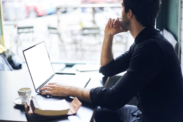 Pensativo freelancer es programador — Foto de Stock