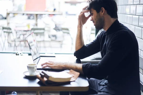 Concentrated entrepreneur  in a cafe — Stock Photo, Image