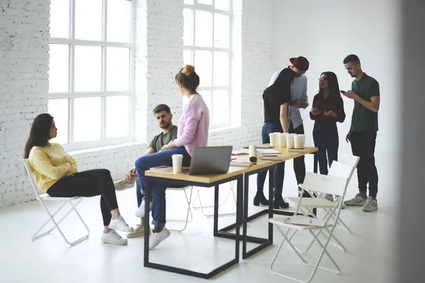 Marketing deskundigen in moderne kantoren — Stockfoto