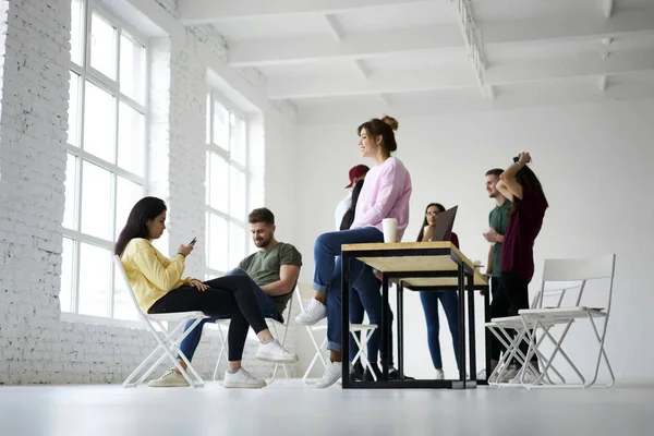 Especialistas em marketing no escritório moderno — Fotografia de Stock