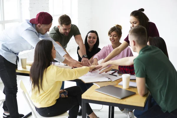 Marketing deskundigen in moderne kantoren — Stockfoto