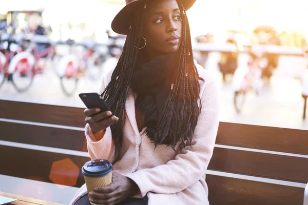 Афро-американка на остановке — стоковое фото