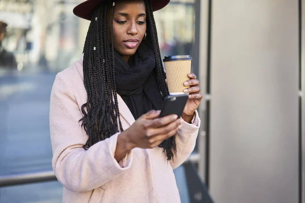 Afro american girl na przystanku — Zdjęcie stockowe