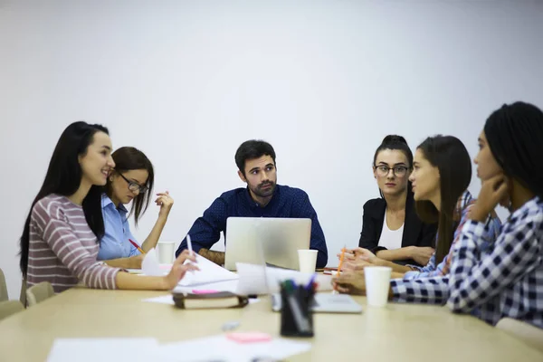 Jornalistas analisando o trabalho — Fotografia de Stock