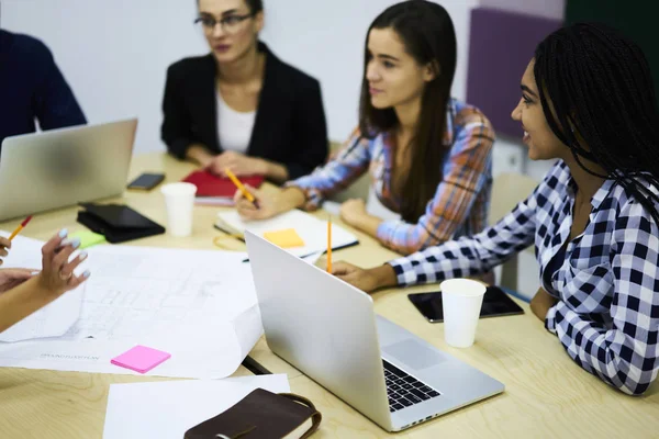 Jornalistas analisando o trabalho — Fotografia de Stock