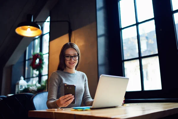 Vrouw die werkt op de planning van project — Stockfoto