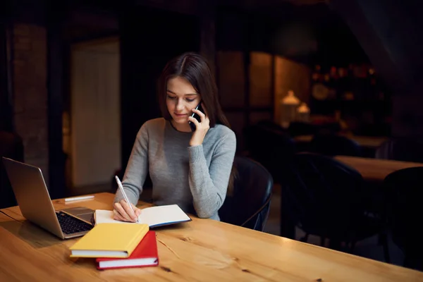 Vrouw die werkt op de planning van project — Stockfoto