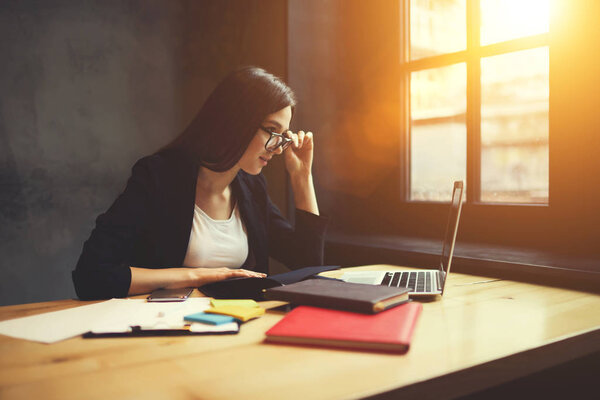 Журналистка, работающая в кафе
 