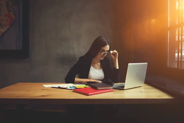 Female journalist working in cafe — Stock Photo, Image