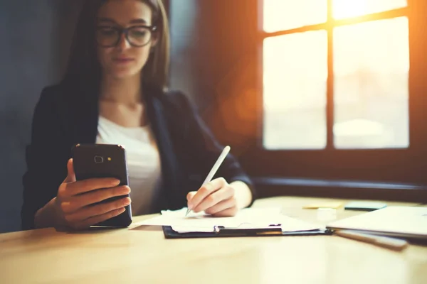 Female journalist working in cafe — Stock Photo, Image