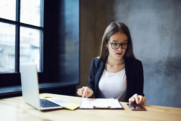 Vrouw die werkt op de planning van project — Stockfoto