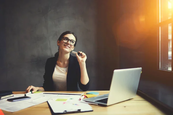 Female journalist working in cafe — Stock Photo, Image