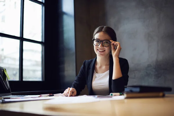 Vrouw die werkt op de planning van project — Stockfoto