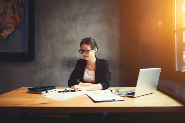 Female journalist working in cafe — Stock Photo, Image