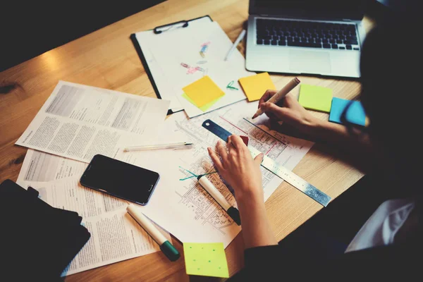 Vrouwelijke studenten huiswerk taak maken — Stockfoto