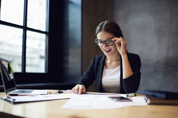 Woman working on planning project — Stock Photo, Image