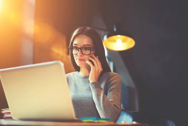 Periodista mujer trabajando en cafetería — Foto de Stock