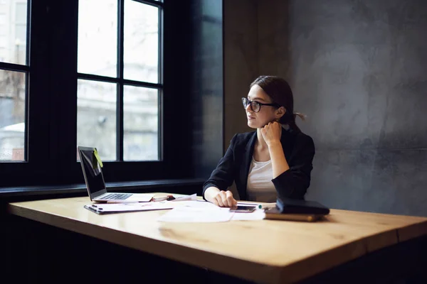 Mujer trabajando en proyecto de planificación — Foto de Stock