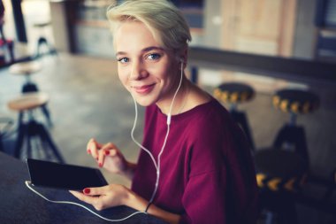 Kadın hipster online alışveriş yapma