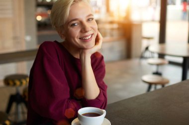 Kahve içme kız öğrenci