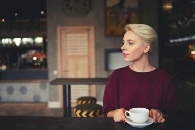 Kahve içme kız öğrenci