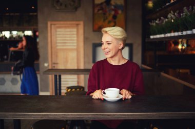 Kahve içme kız öğrenci