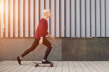 Kadın hister longboard üzerinde pratik