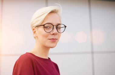 Trendy gözlüklü kadın hipster