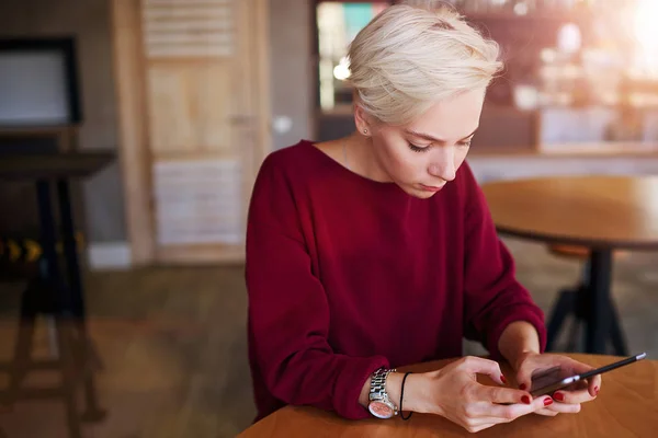 Kobiece hipster Dokonywanie zakupów online — Zdjęcie stockowe