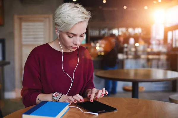 Feminino hipster fazendo compras online — Fotografia de Stock