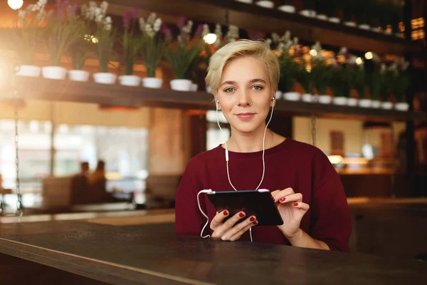 Feminino hipster fazendo compras online — Fotografia de Stock