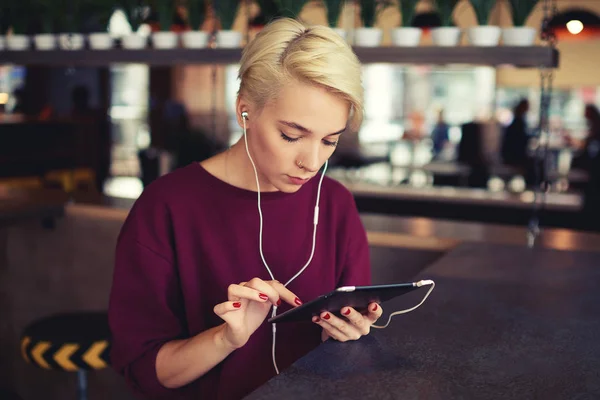 Feminino hipster fazendo compras online — Fotografia de Stock