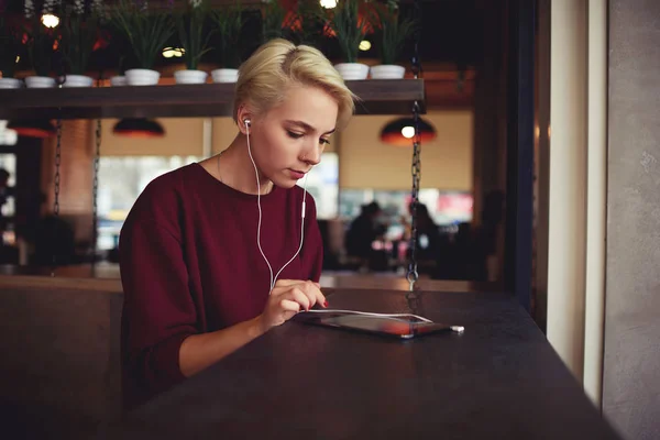 Perempuan hipster membuat belanja online — Stok Foto