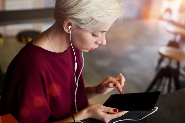 Feminino hipster fazendo compras online — Fotografia de Stock