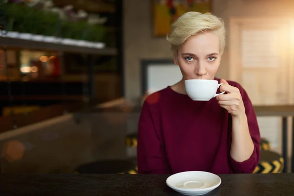 Жінка студент п'є каву — стокове фото