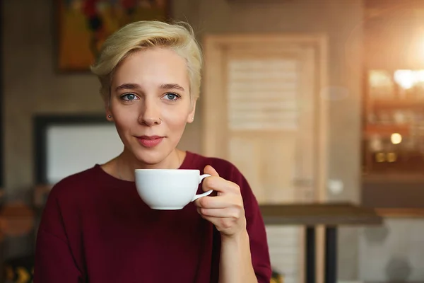 Étudiante buvant du café — Photo