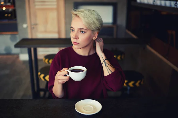 Студентка пьет кофе — стоковое фото