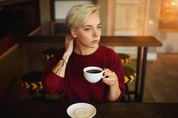 Estudiante bebiendo café — Foto de Stock
