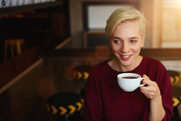 Étudiante buvant du café — Photo