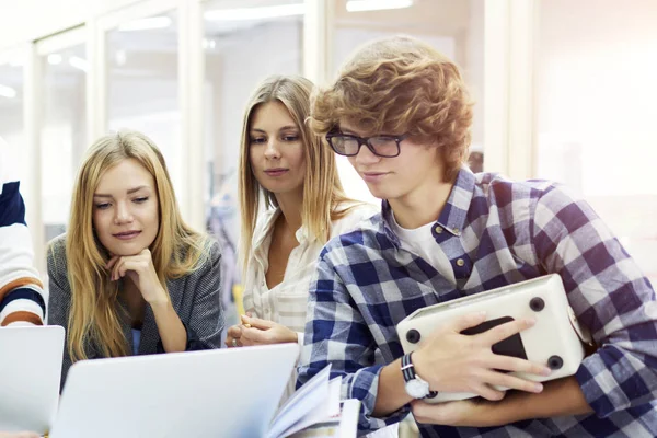 Studenten kijken naar on line training — Stockfoto