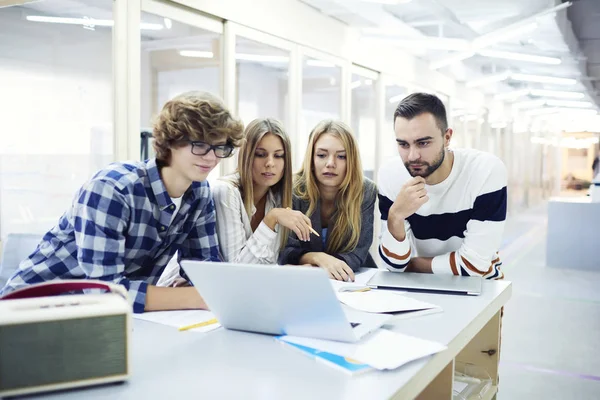 Studenten kijken naar on line training — Stockfoto