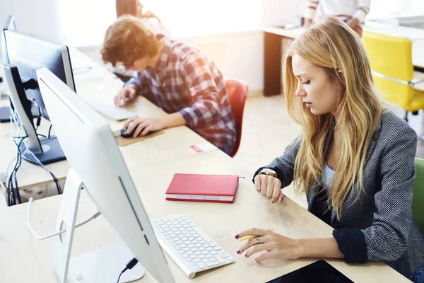 Students reading online manual — Stock Photo, Image