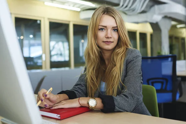 Studente donna che fa compiti per l'esame — Foto Stock